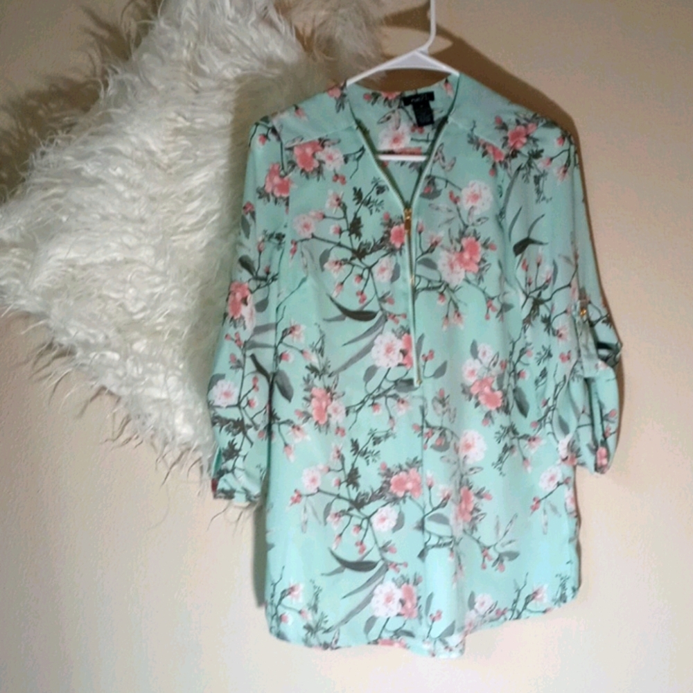 Cute floral blouse new condition